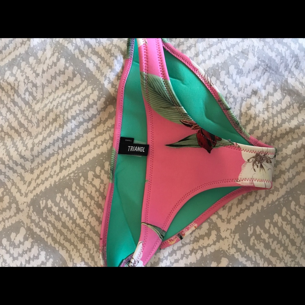 Triangl swimsuit bottoms size small